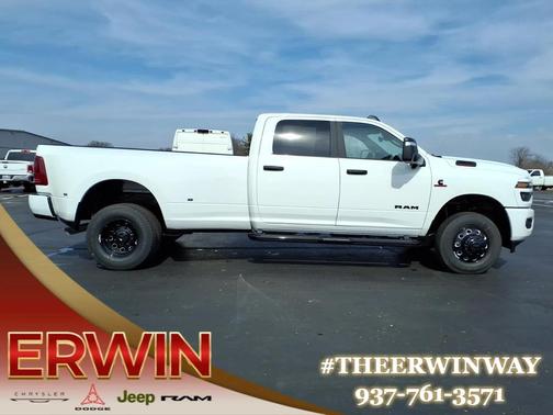 Bright White Clearcoat 2026 RAM 3500 Big Horn Crew Cab 4x4 8' Box