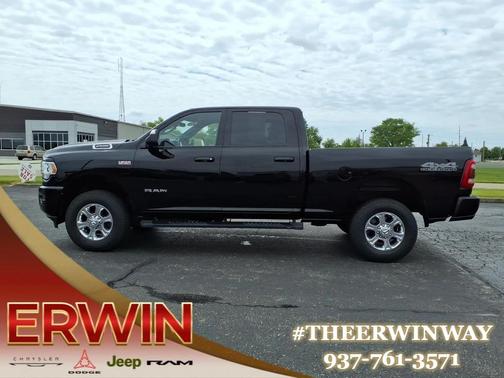 Diamond Black Crystal Pearlcoat 2022 RAM 2500 Big Horn Crew Cab 4x4 6'4' Box