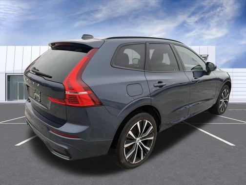 2024 Volvo XC60 B5 Plus Dark Theme
