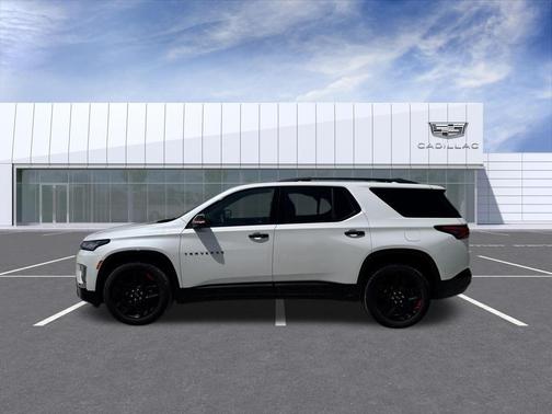 Iridescent Pearl Tricoat 2023 Chevrolet Traverse Premier