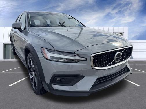 2025 Volvo V60 Cross Country B5 Plus
