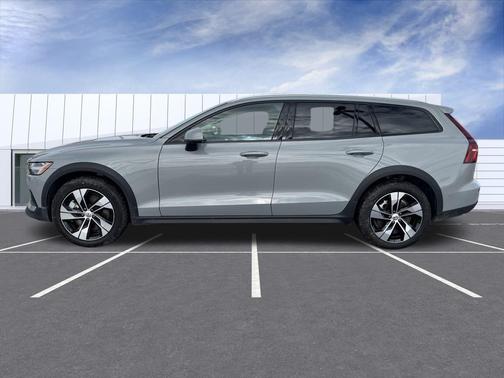2025 Volvo V60 Cross Country B5 Plus