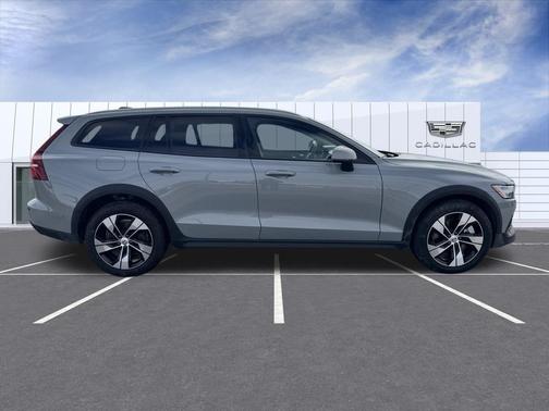 2025 Volvo V60 Cross Country B5 Plus