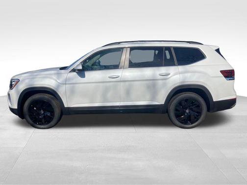 Opal White Pearl 2026 Volkswagen Atlas 2.0T SE w/Technology 4MOTION