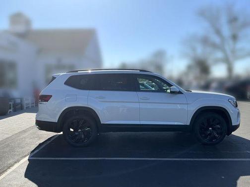 Opal White Pearl 2026 Volkswagen Atlas 2.0T SE w/Technology 4MOTION