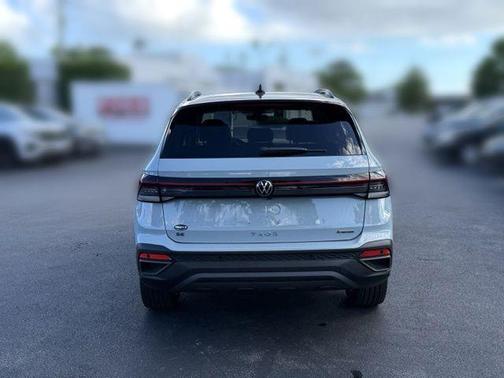 Monument Gray w Dp Black Rf 2026 Volkswagen Taos SE Black