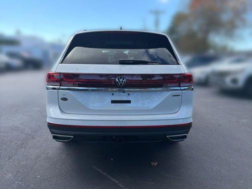 Opal White Pearl 2026 Volkswagen Atlas 2.0T SE w/Technology 4MOTION
