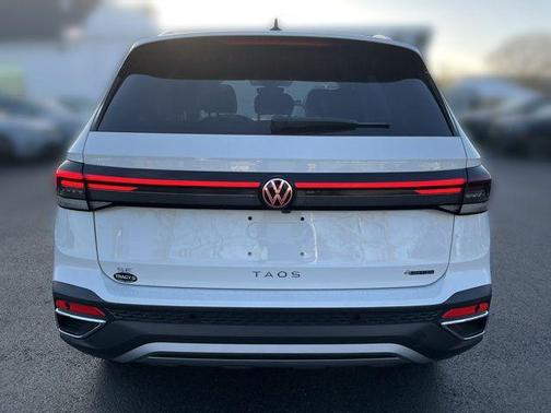 Pure White 2026 Volkswagen Taos SE