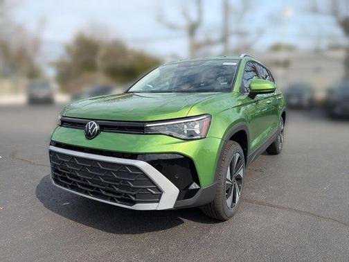 Bright Moss Green 2026 Volkswagen Taos SE