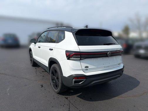 Pure White w Deep Black Rf 2026 Volkswagen Taos SE Black