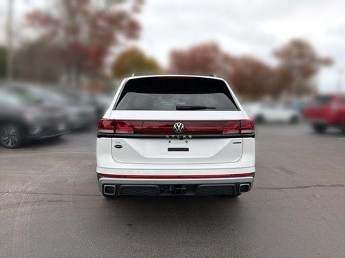 Opal White Pearl 2026 Volkswagen Atlas Peak Edition