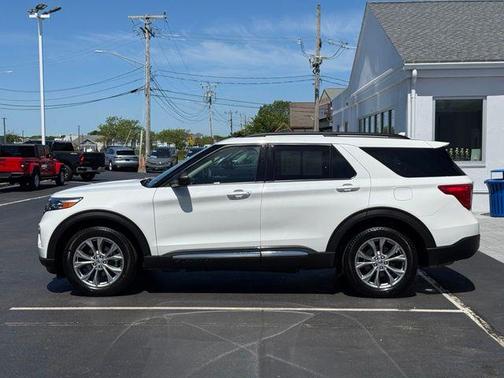 Star White Metallic Tri-Coat 2022 Ford Explorer XLT