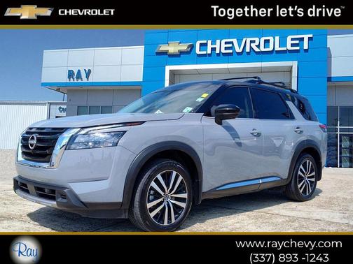 Solid Gray/Super Black 2025 Nissan Pathfinder Platinum FWD