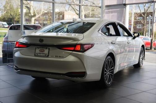 2023 Lexus ES 250 Base