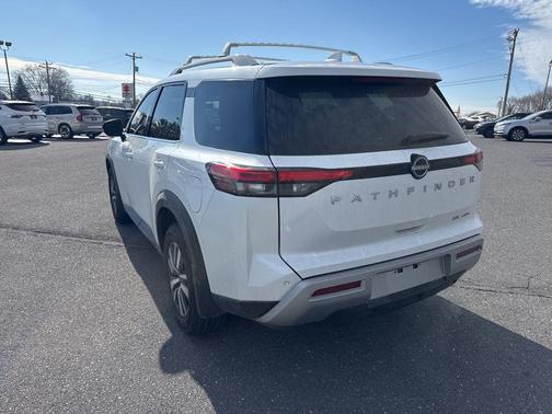 2025 Nissan Pathfinder SL