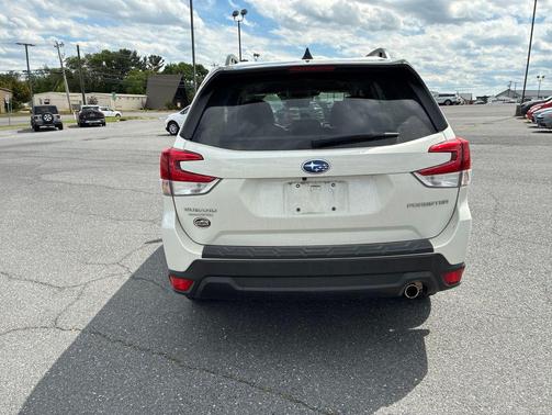 Crystal White Pearl 2024 Subaru Forester Limited