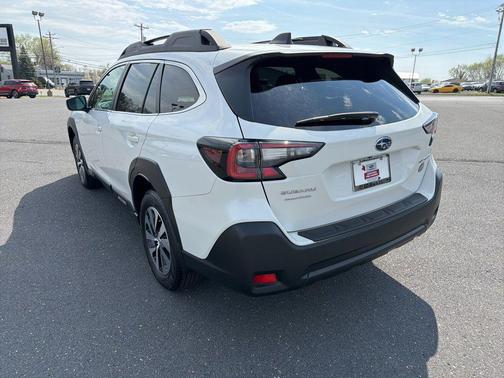 Crystal White Pearl 2025 Subaru Outback Premium
