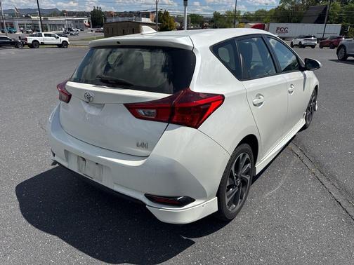 Blizzard Pearl 2017 Toyota Corolla iM Base