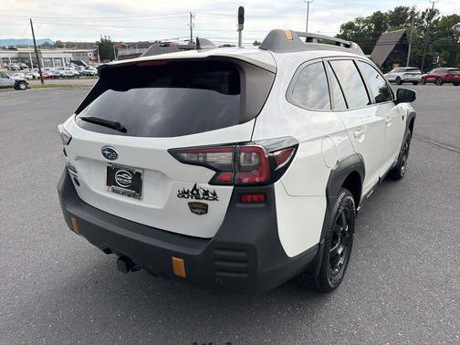 Crystal White Pearl 2022 Subaru Outback Wilderness