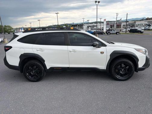 Crystal White Pearl 2022 Subaru Outback Wilderness