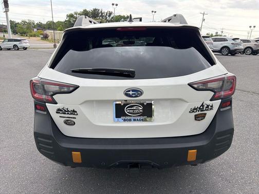 Crystal White Pearl 2022 Subaru Outback Wilderness