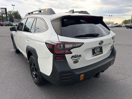 Crystal White Pearl 2022 Subaru Outback Wilderness