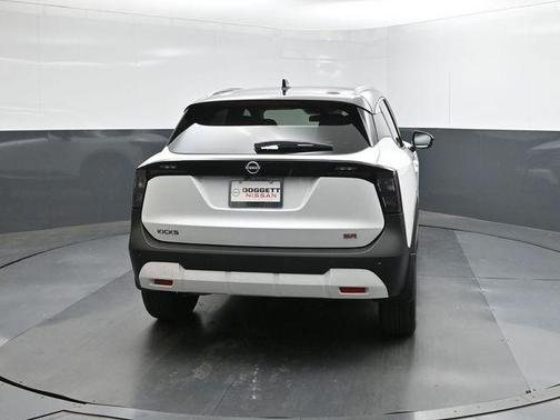 2t Wht Blk Roof 2026 Nissan Kicks SR