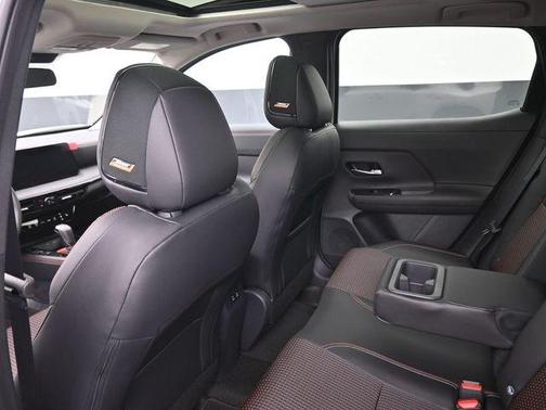 2t Wht Blk Roof 2026 Nissan Kicks SR