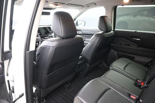 2 Tone White / Black Roof 2023 Nissan Pathfinder SL