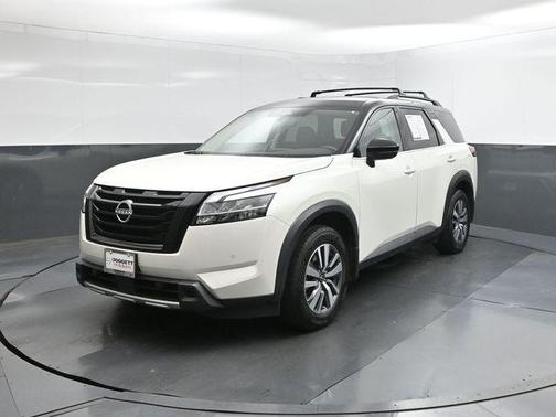 2 Tone White / Black Roof 2023 Nissan Pathfinder SL