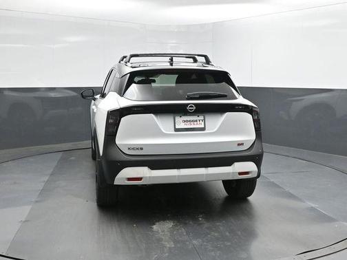 2t Wht Blk Roof 2026 Nissan Kicks SR