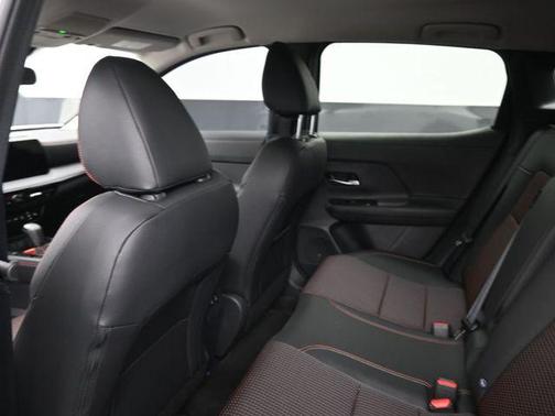 2t Wht Blk Roof 2026 Nissan Kicks SR