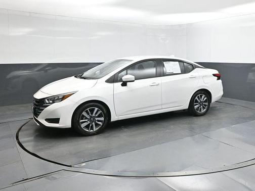 Aspen White 2025 Nissan Versa 1.6 SV