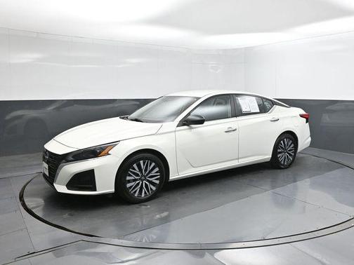 Glacier White 2025 Nissan Altima SV