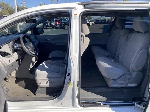 Photo 3 of 31 of 2018 Toyota Sienna