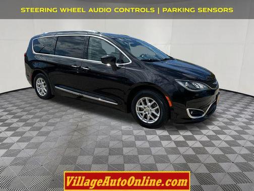 Brilliant Black Crystal Pearlcoat 2020 Chrysler Pacifica Touring L