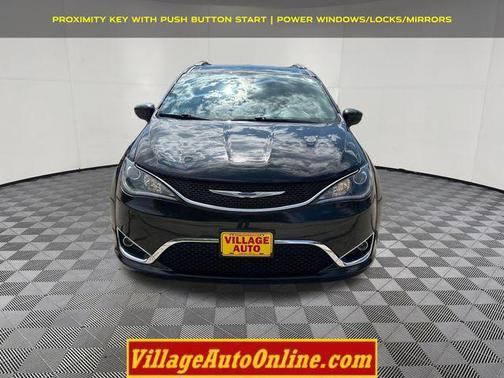 Brilliant Black Crystal Pearlcoat 2020 Chrysler Pacifica Touring L