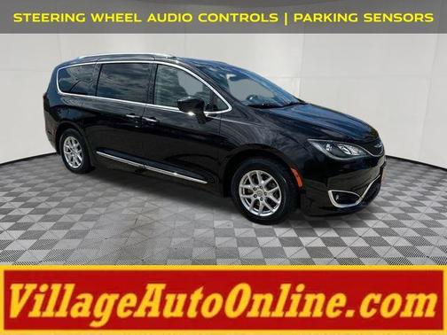 Brilliant Black Crystal Pearlcoat 2020 Chrysler Pacifica Touring L