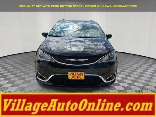 Brilliant Black Crystal Pearlcoat 2020 Chrysler Pacifica Touring L
