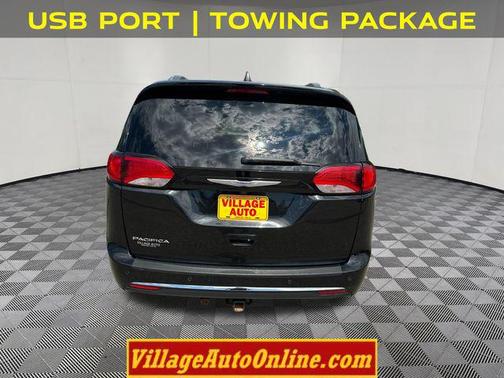 Brilliant Black Crystal Pearlcoat 2020 Chrysler Pacifica Touring L