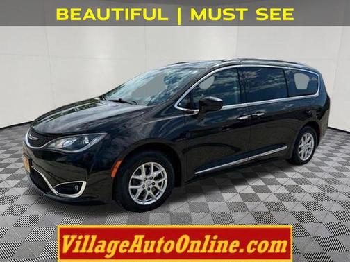Brilliant Black Crystal Pearlcoat 2020 Chrysler Pacifica Touring L