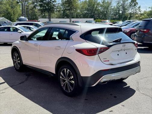 2017 INFINITI QX30 Premium