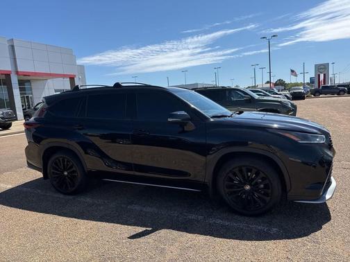 Midnight Black Metallic 2024 Toyota Highlander XSE
