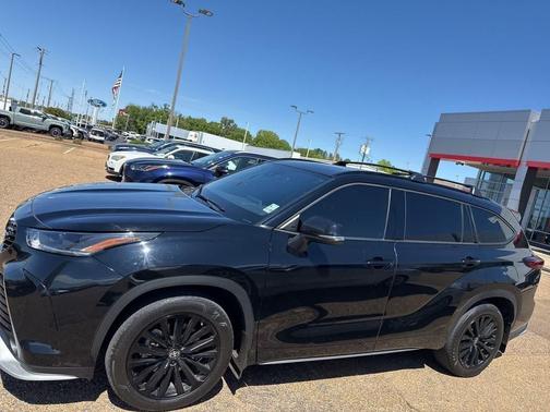 Midnight Black Metallic 2024 Toyota Highlander XSE