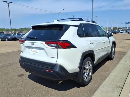 Blizzard Pearl 2021 Toyota RAV4 XLE Premium