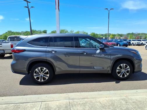 Magnetic Gray Metallic 2021 Toyota Highlander XLE