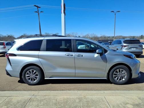 2025 Toyota Sienna LE