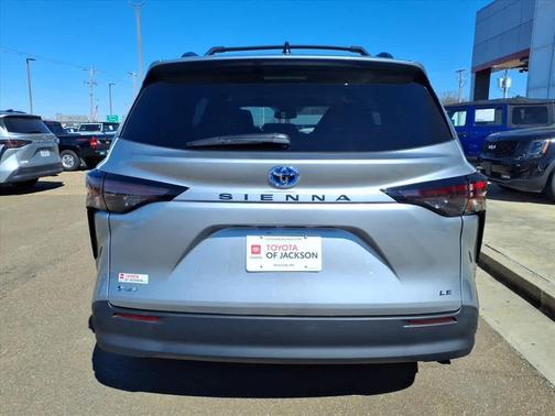 2025 Toyota Sienna LE