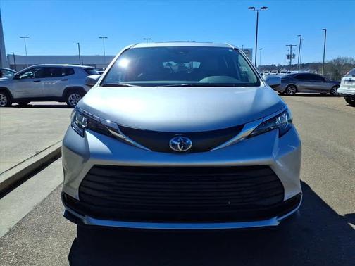 2025 Toyota Sienna LE