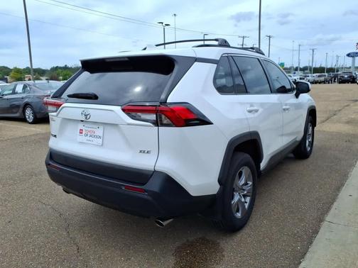Ice Cap 2024 Toyota RAV4 XLE